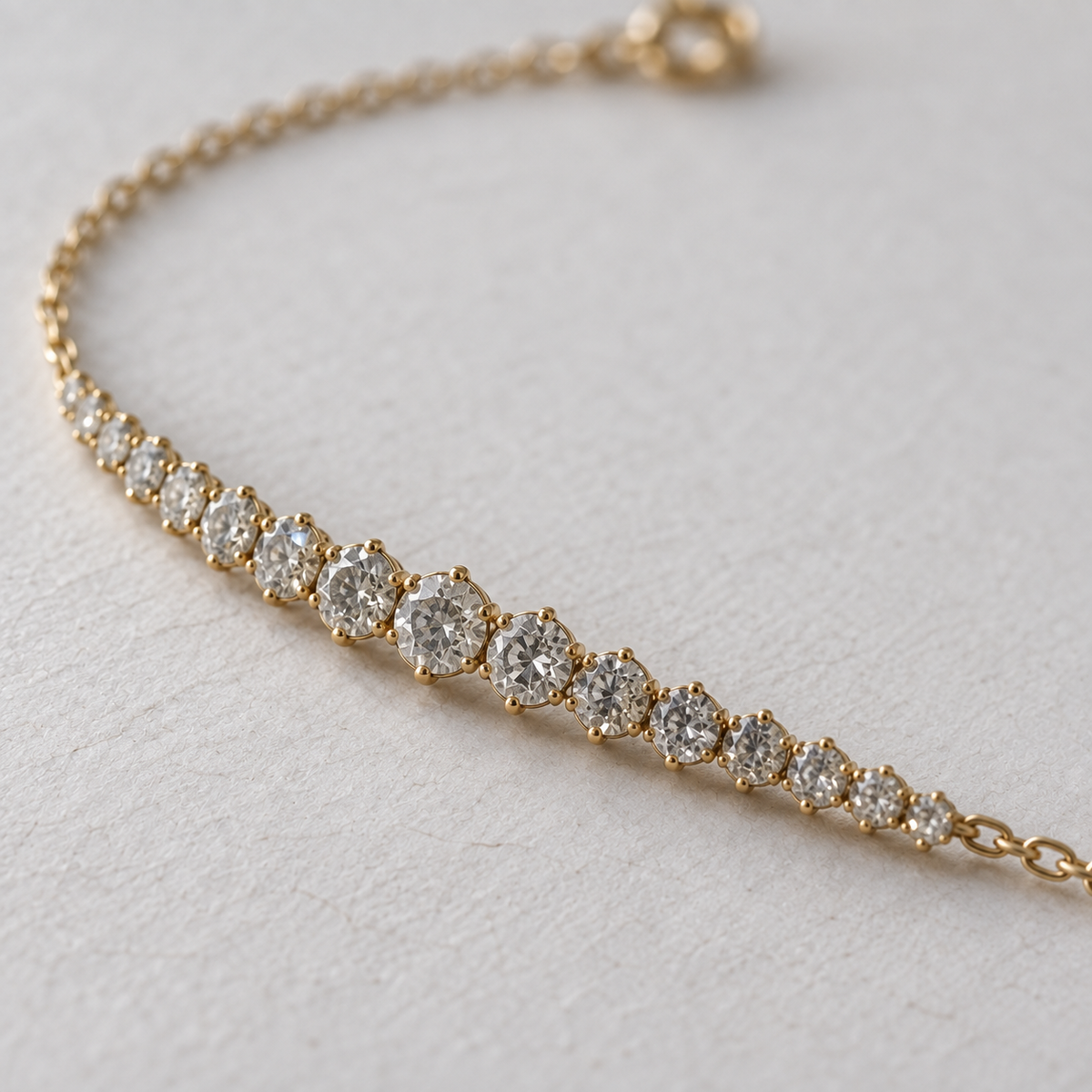 Crescendo lab diamond chain bracelet in yellow gold, close-up detail