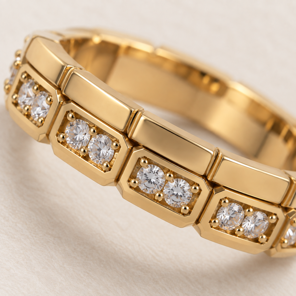 Linea Lab Diamond Gold Band in yellow gold, close-up detail